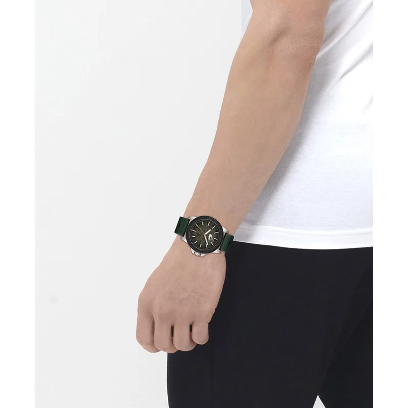 Reloj Lacoste analogo, para Hombre, tablero redondo colores gris y rojo, estilo index, pulso silicona color verde