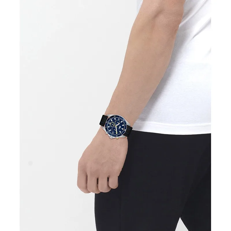 Reloj Lacoste analogo, para Hombre, tablero redondo colores azul y dorado, estilo index, pulso silicona colores negro y azul, calendario, cronografo