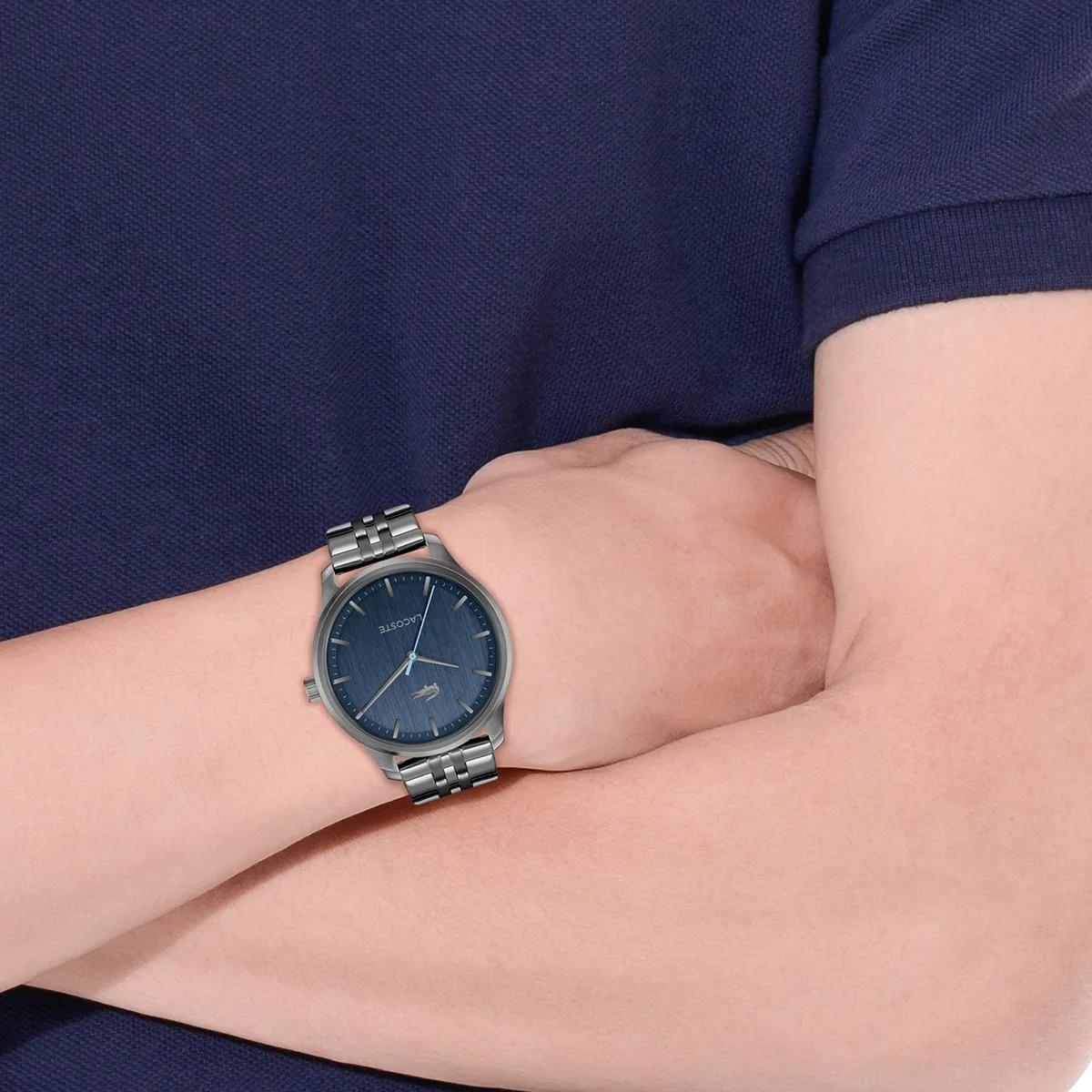 Reloj Lacoste análogo, para Hombre, tablero redondo colores azul y gris, estilo index, pulso acero color gris