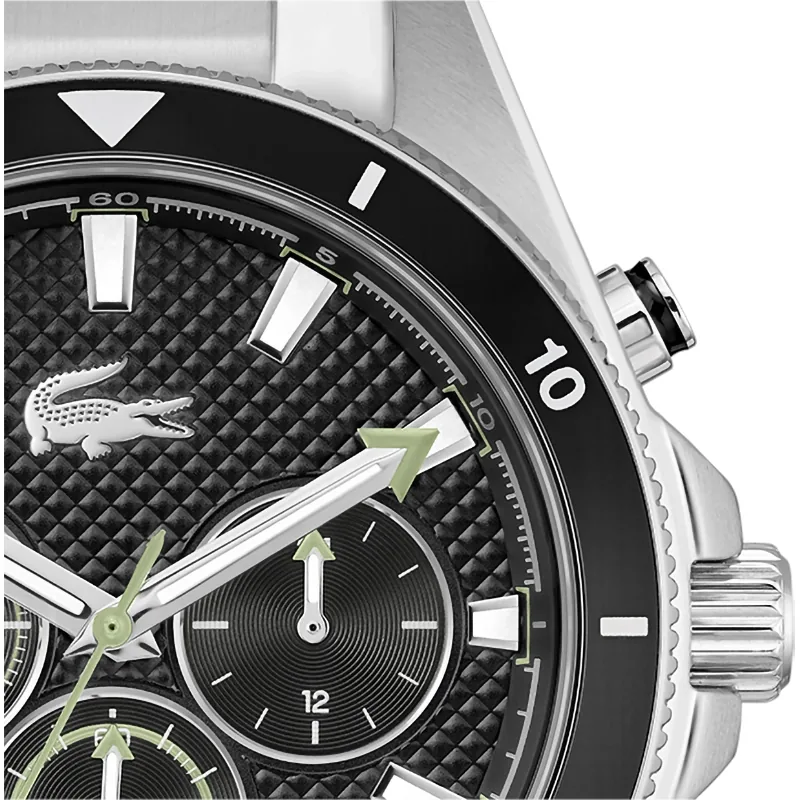 Reloj Lacoste analogo, para Hombre, tablero redondo colores negro y verde, estilo index, pulso acero color plateado, calendario, cronografo