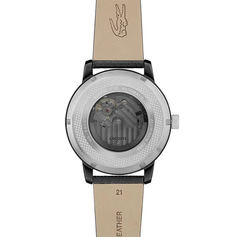 Reloj Lacoste analogo, para Hombre, tablero redondo colores negro y plateado, estilo index, pulso cuero color negro