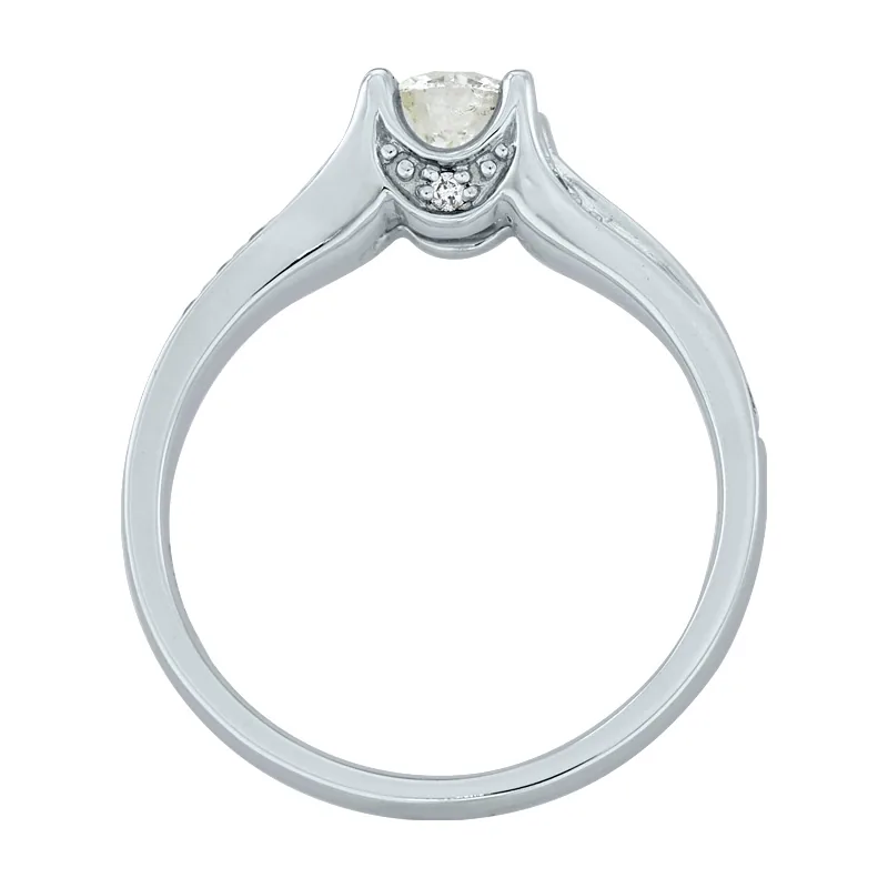 Anillo de compromiso con diamante central redondo GIA de 0.50ct y decoración en diamantes, oro tono blanco 18k, rodinado