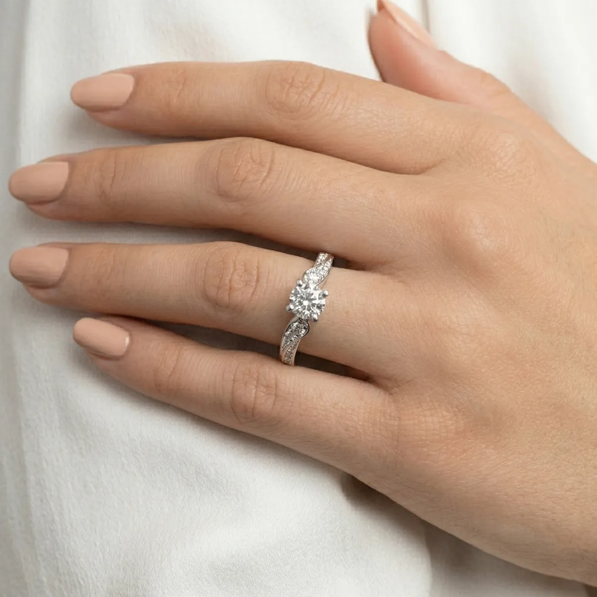 Anillo de compromiso con diamante central redondo GIA de 0.50ct y decoración en diamantes, oro tono blanco 18k