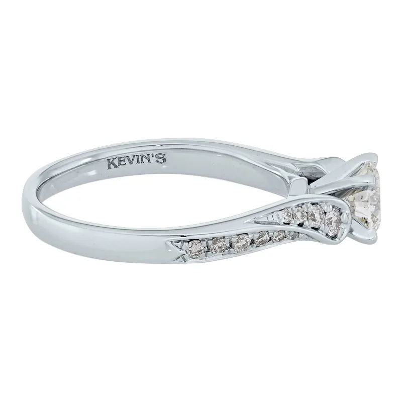 Anillo de compromiso con diamante central redondo GIA de 0.50ct y decoración en diamantes, oro tono blanco 18k, rodinado