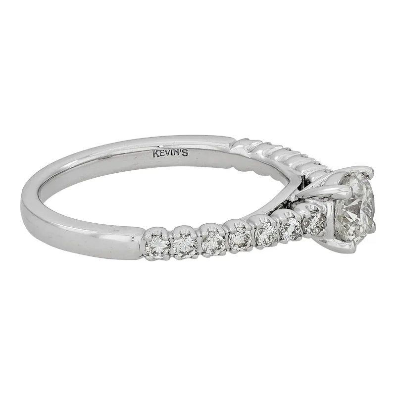 Anillo de compromiso con diamante central redondo GIA de 0.50ct y decoración en diamantes, oro tono blanco 18k, rodinado