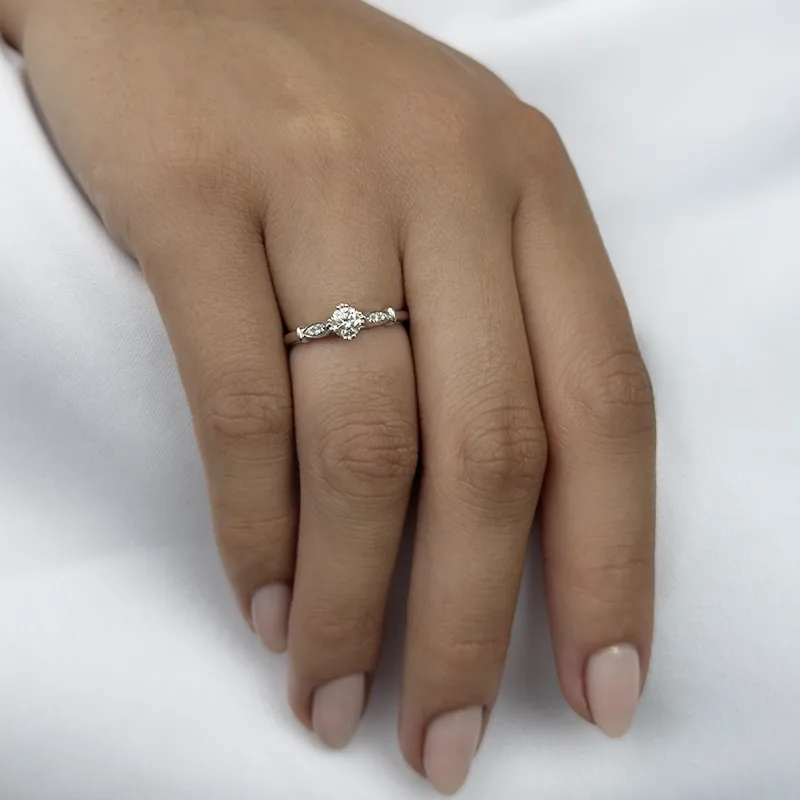 Anillo de compromiso con diamante central redondo GIA de 0.50ct y decoración en diamantes, oro tono blanco 18k, rodinado