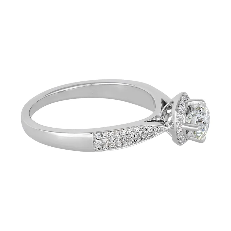 Anillo de compromiso halo redondo, con diamante central redondo GIA de 0.50ct y decoración en diamantes, oro tono blanco 18k, rodinado