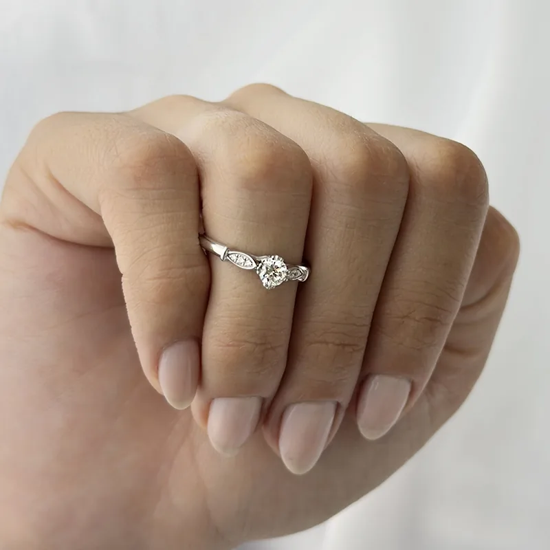 Anillo de compromiso con diamante central redondo GIA de 0.50ct y decoración en diamantes, oro tono blanco 18k, rodinado