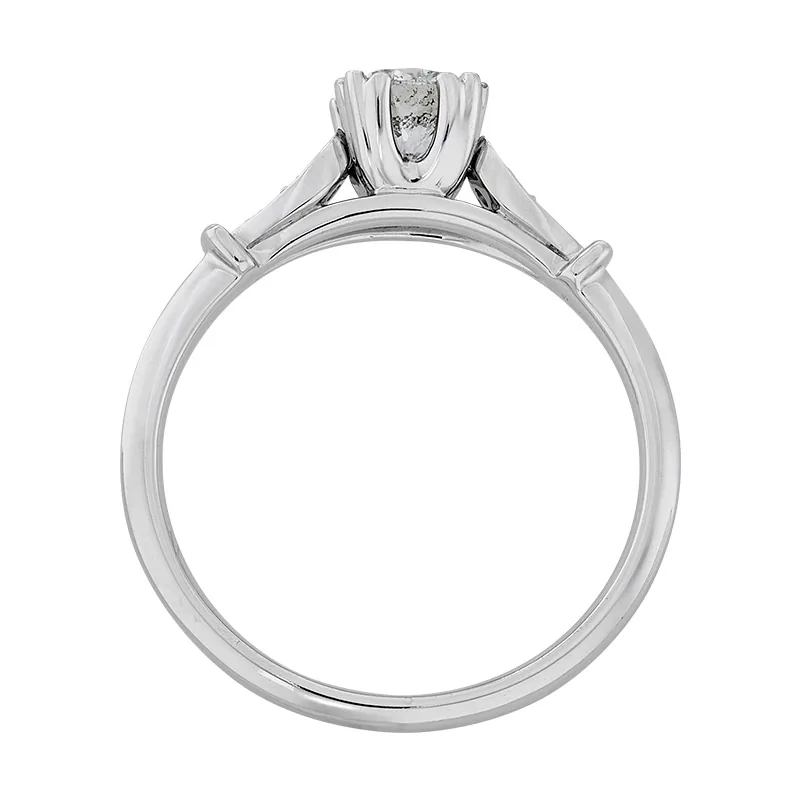 Anillo de compromiso con diamante central redondo GIA de 0.50ct y decoración en diamantes, oro tono blanco 18k, rodinado