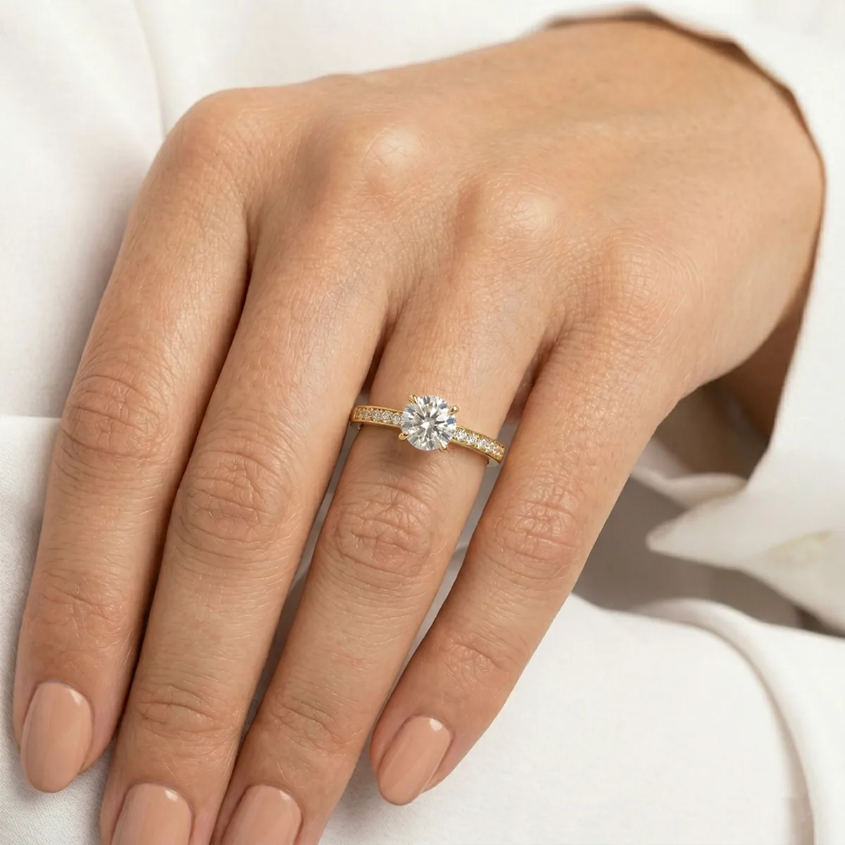 Anillo de compromiso con diamante central redondo GIA de 0.50ct y decoración en diamantes, oro tono amarillo 18k