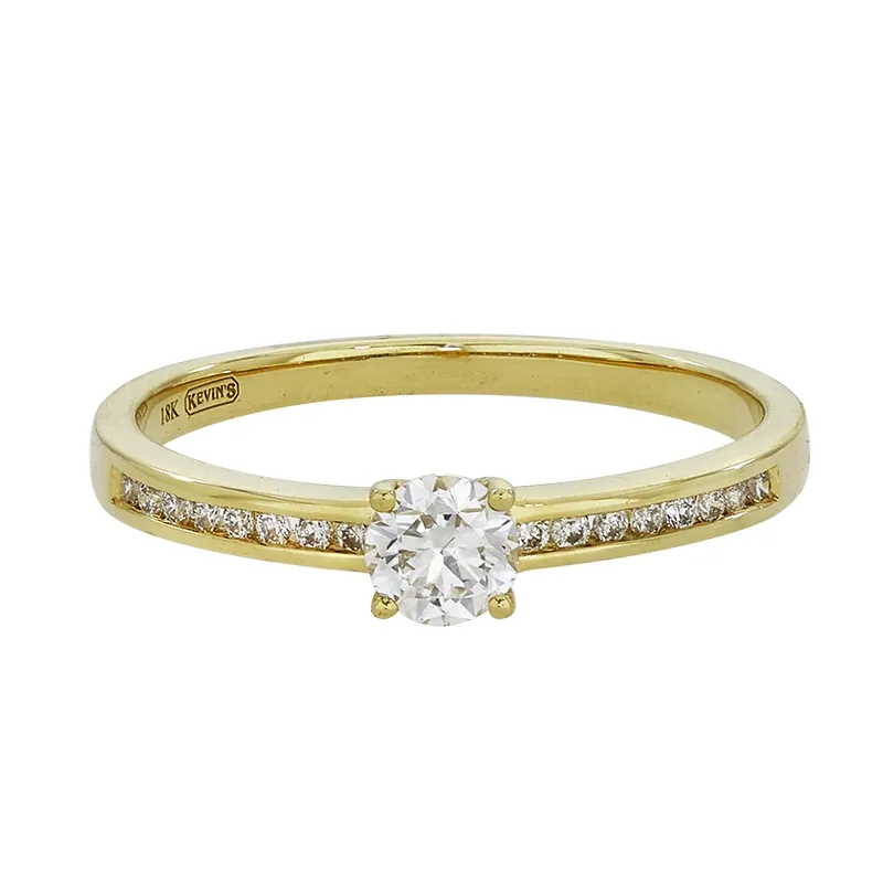 Anillo de compromiso con diamante central redondo GIA de 0.30ct y decoración en diamantes, oro tono amarillo 18k