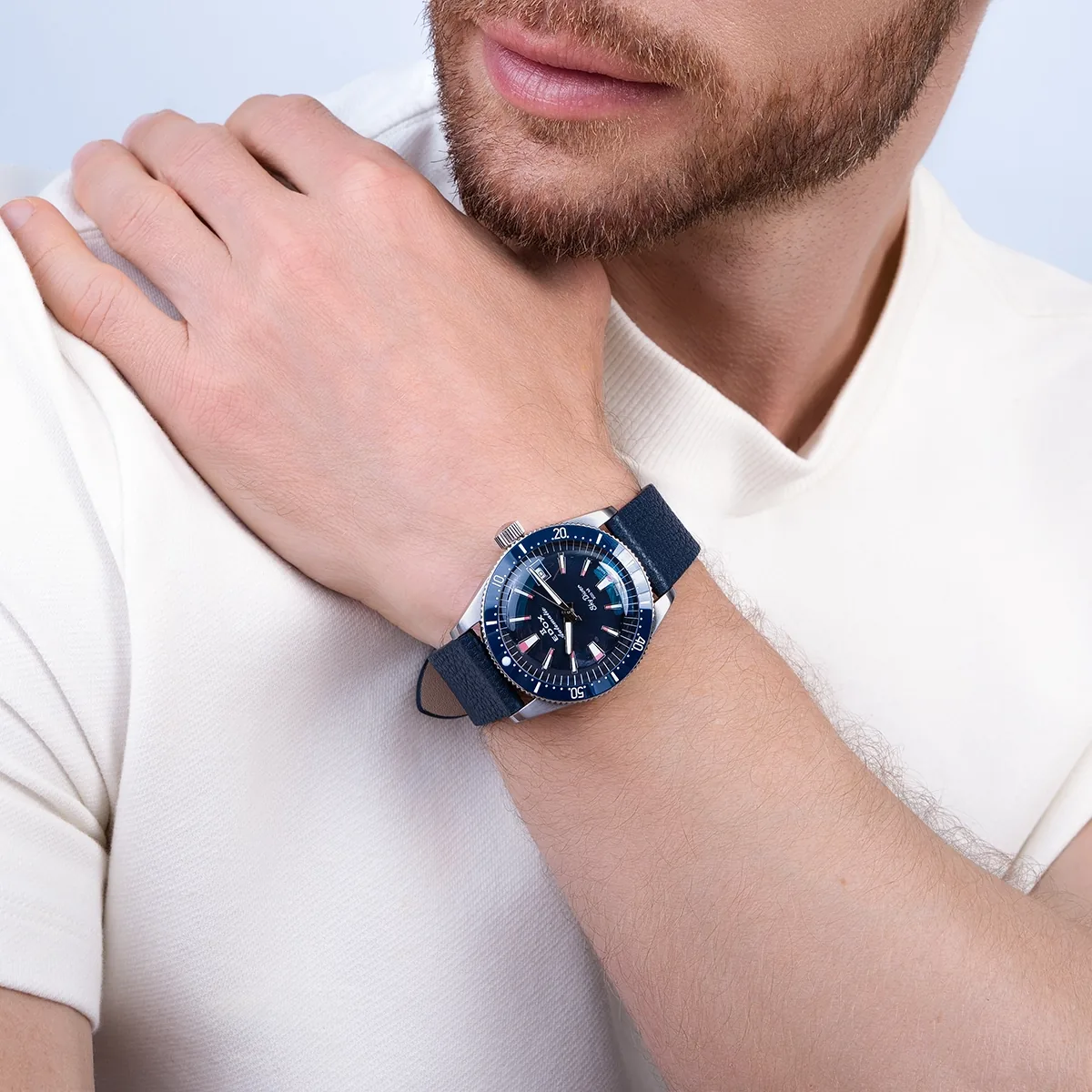Reloj Edox análogo, Unisex, tablero redondo color azul, estilo index, pulso cuero color azul, calendario