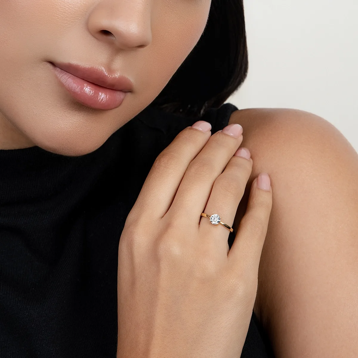 Anillo de compromiso solitario con diamante de laboratorio central redondo de 0.50Ct, oro tono amarillo 18k