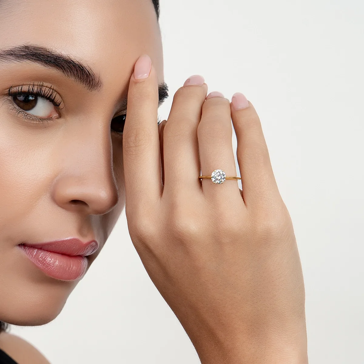 Anillo de compromiso solitario con diamante de laboratorio central redondo de 1.00Ct, oro tono amarillo 18k