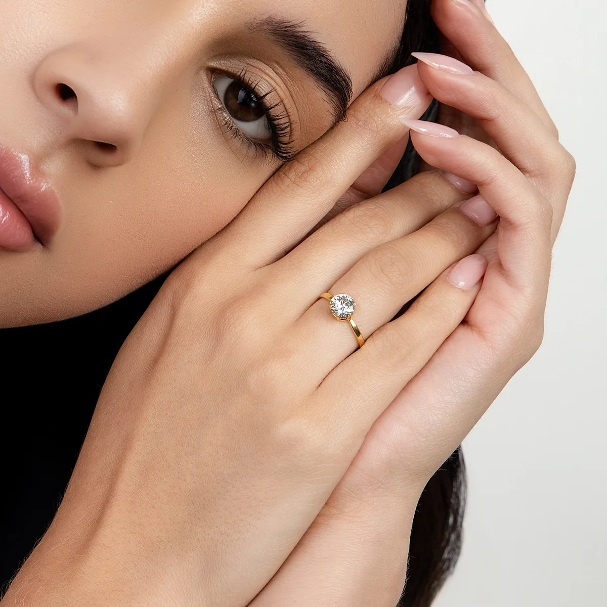 Anillo de compromiso solitario con diamante de laboratorio central redondo de 1.00Ct, oro tono amarillo 18k