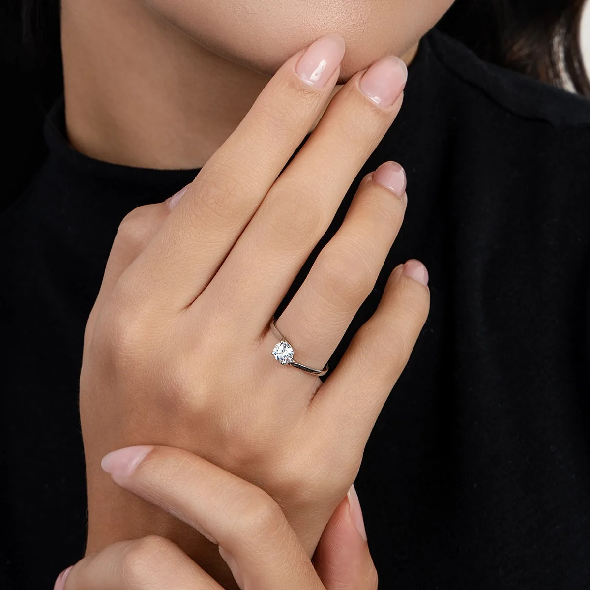 Anillo de compromiso solitario con diamante de laboratorio central redondo de 0.50Ct, oro tono blanco 18k, rodinado