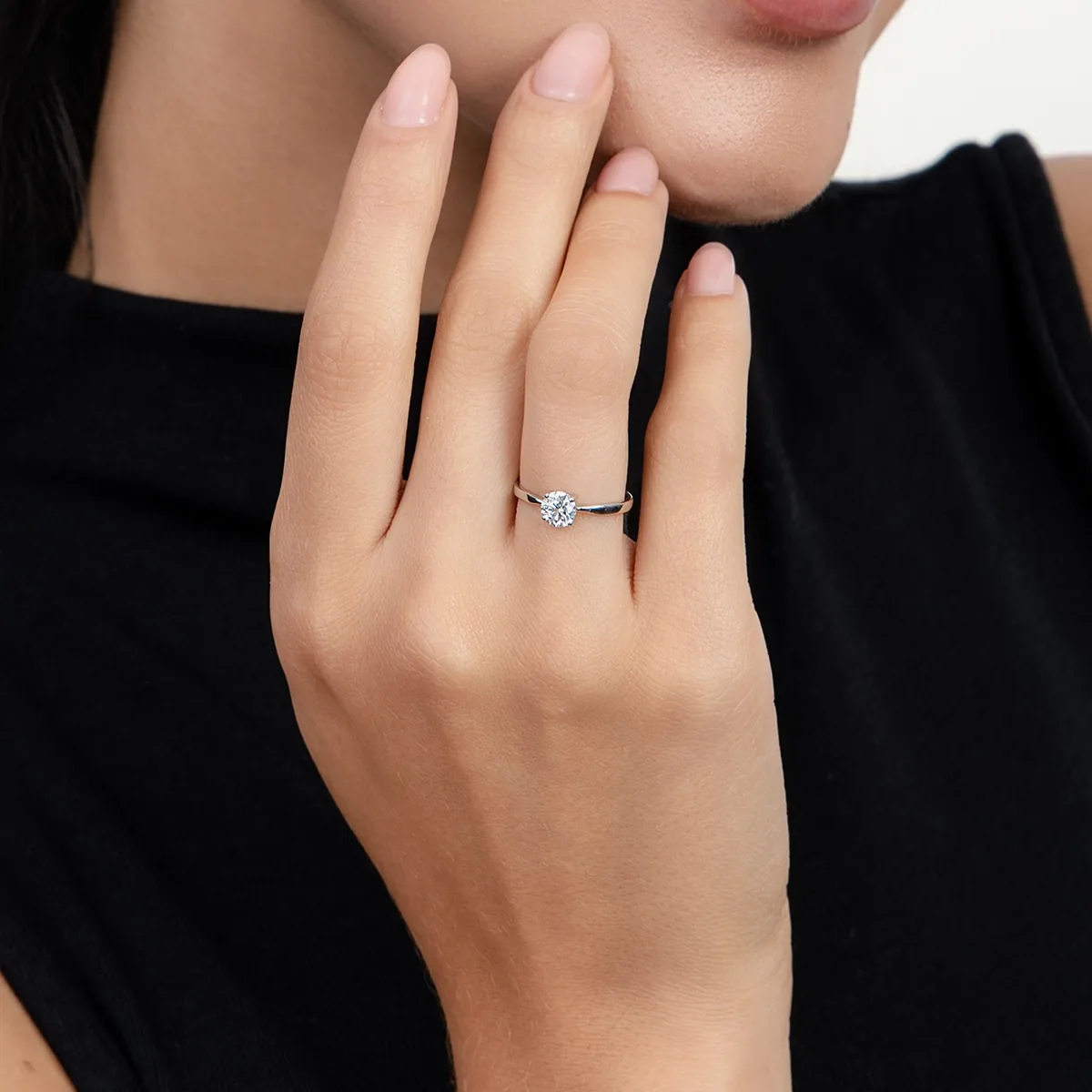 Anillo de compromiso solitario con diamante de laboratorio central redondo de 0.50Ct, oro tono blanco 18k, rodinado