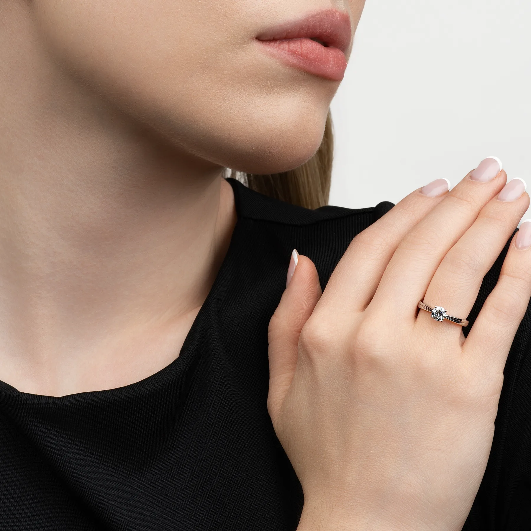 Anillo de compromiso solitario con diamante de laboratorio central redondo de 0.50Ct, en plata ley 925, rodinado - Colección Sueños