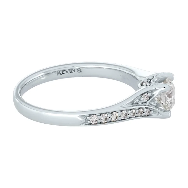 Anillo de compromiso con diamante central redondo GIA de 0.50ct y decoración en diamantes, oro tono blanco 18k, rodinado