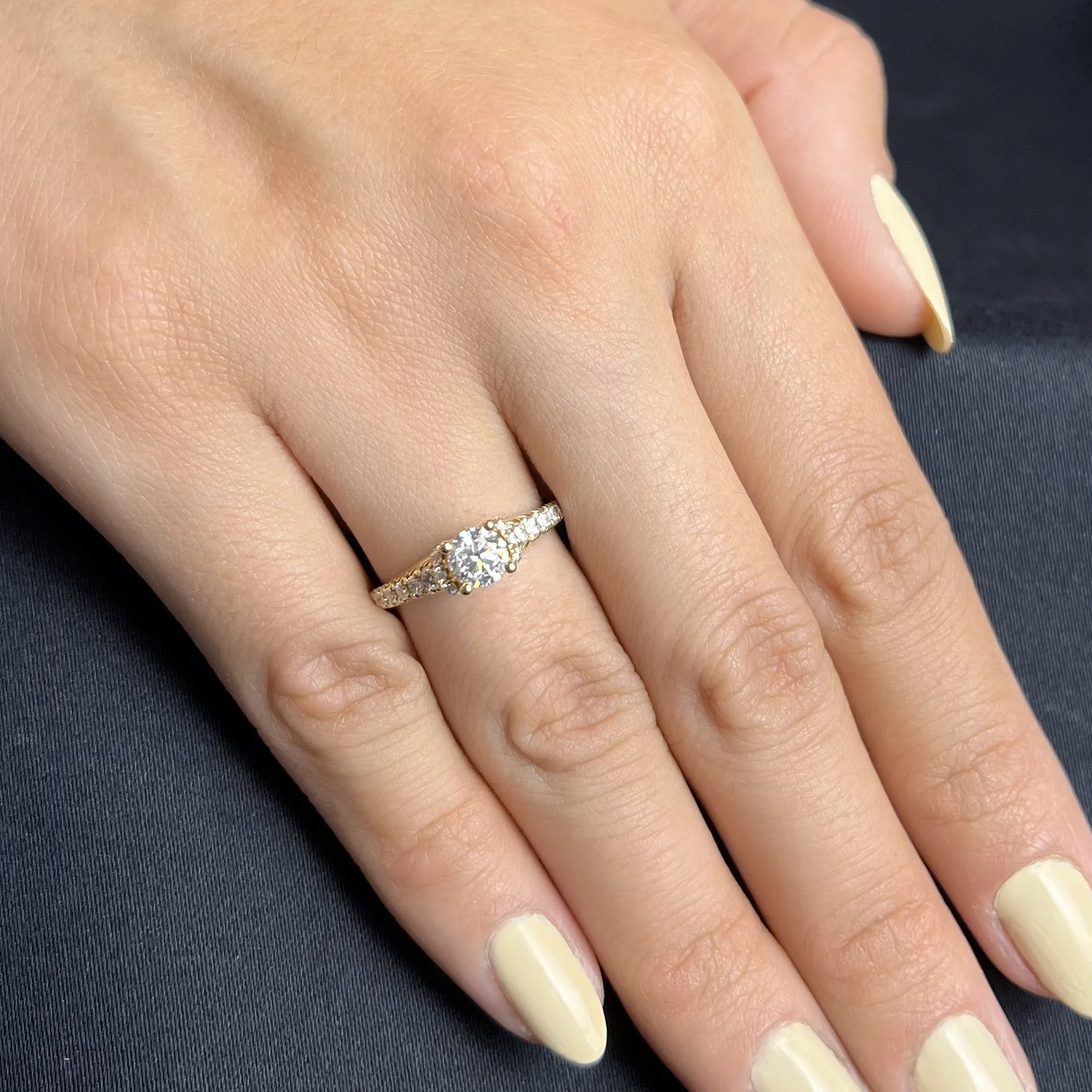 Anillo de compromiso con diamante central redondo GIA de 0.50ct y decoración en diamantes, oro tono amarillo 18k