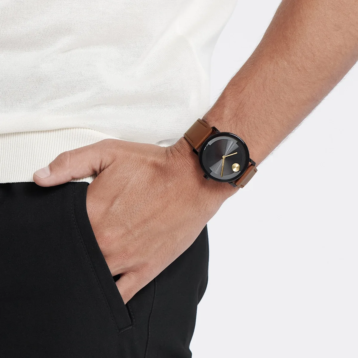 Reloj Movado análogo, para Hombre, tablero redondo colores negro y dorado, estilo sin números, pulso cuero color café