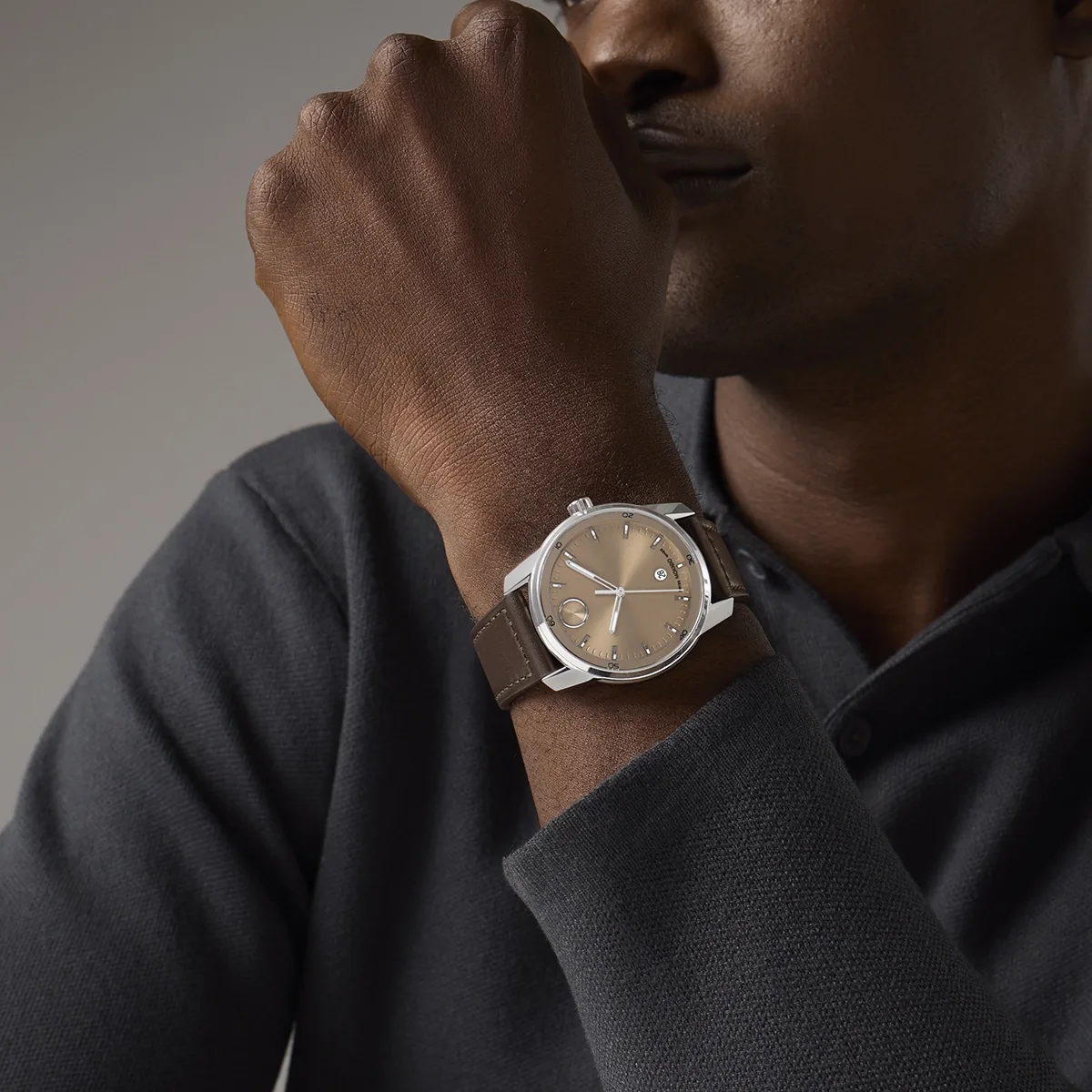 Reloj Movado análogo, para Hombre, tablero redondo color café, estilo index, pulso cuero color café, calendario