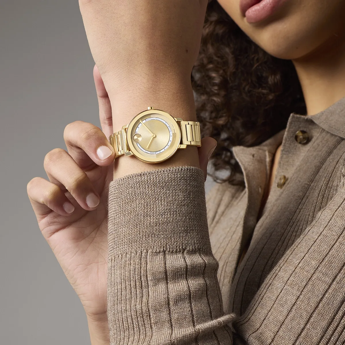 Reloj Movado análogo, para Dama, tablero redondo color dorado, estilo sin números, pulso acero color dorado