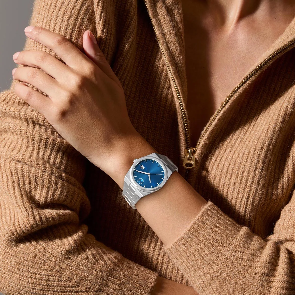 Reloj Movado análogo, para Hombre, tablero redondo colores azul y plateado, estilo index, pulso acero color plateado, calendario