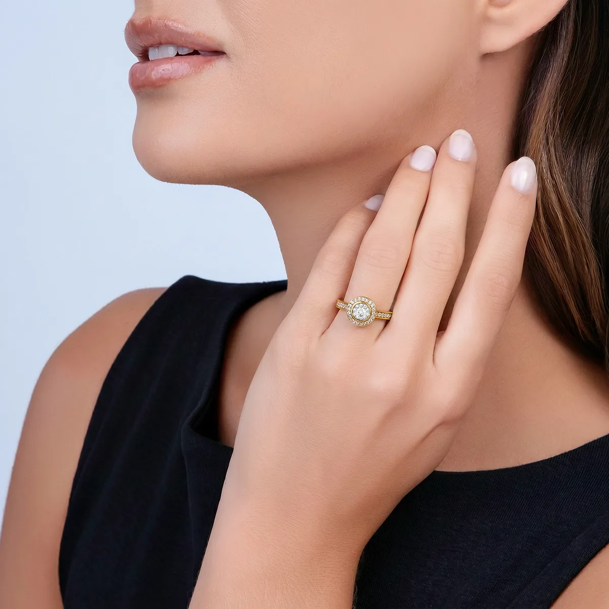 Anillo de compromiso halo redondo, con diamante central redondo de 0.17ct y decoración en diamantes, oro 2 tonos 18k, rodinado
