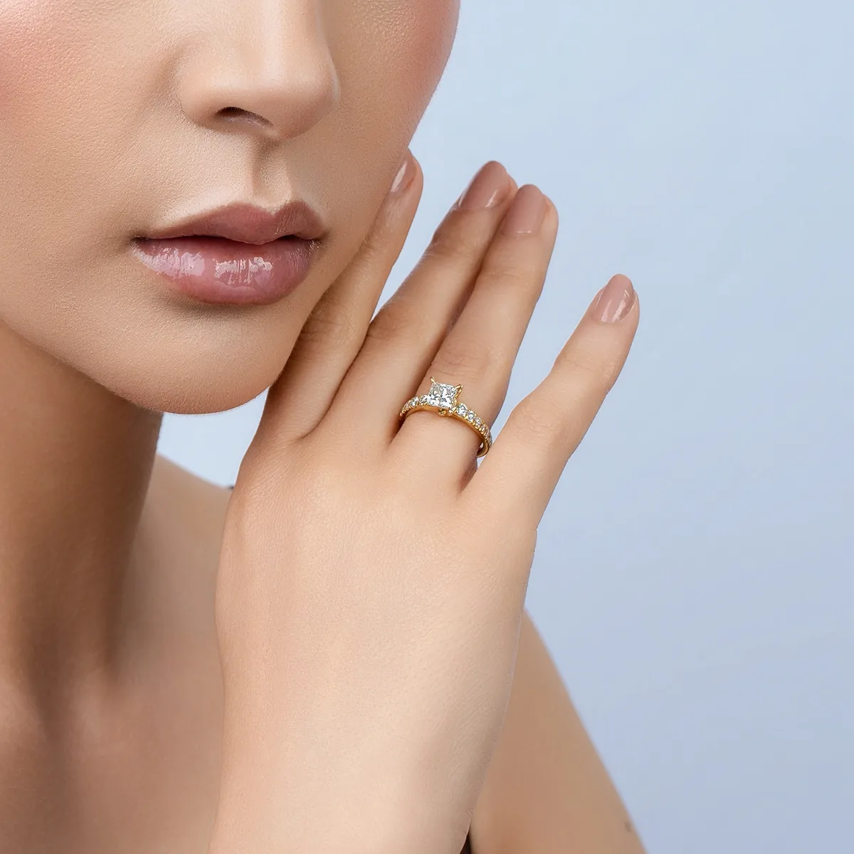 Anillo de compromiso con diamante de laboratorio central princess IGI de 1.00ct y decoración en diamantes de laboratorio, oro tono amarillo 18k