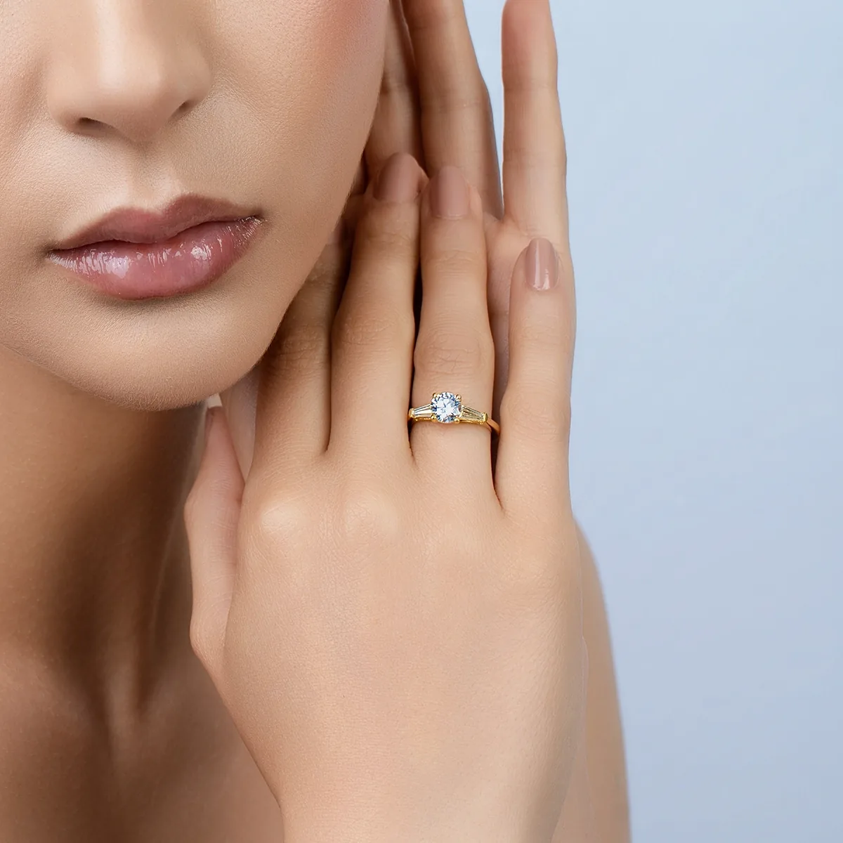 Anillo de compromiso con diamante de laboratorio central redondo IGI de 1.00ct y decoración en diamantes de laboratorio, oro tono amarillo 18k