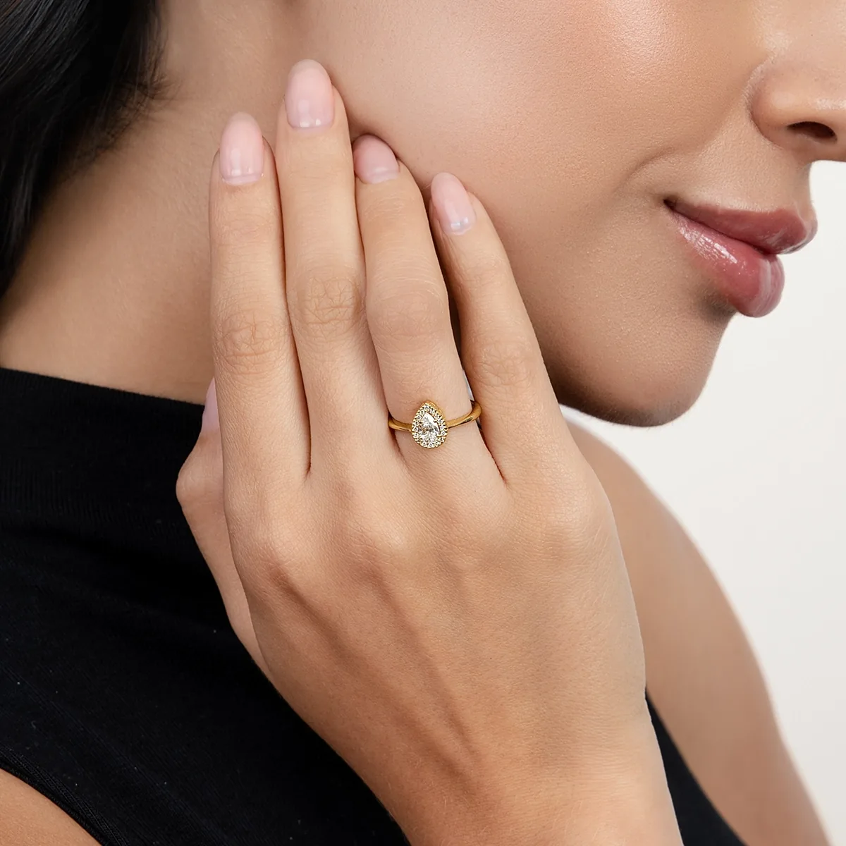 Anillo de compromiso halo pera, con diamante de laboratorio central pera de 0.35Ct y decoración en diamantes de laboratorio, oro tono amarillo 18k