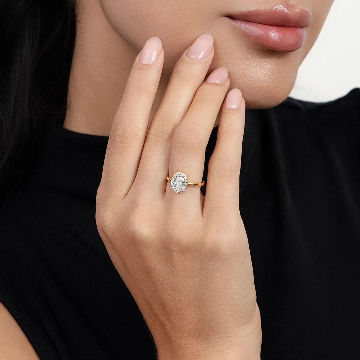 Anillo de compromiso halo oval, con diamante de laboratorio central óvalo de 0.70Ct y decoración en diamantes de laboratorio, oro tono amarillo 18k