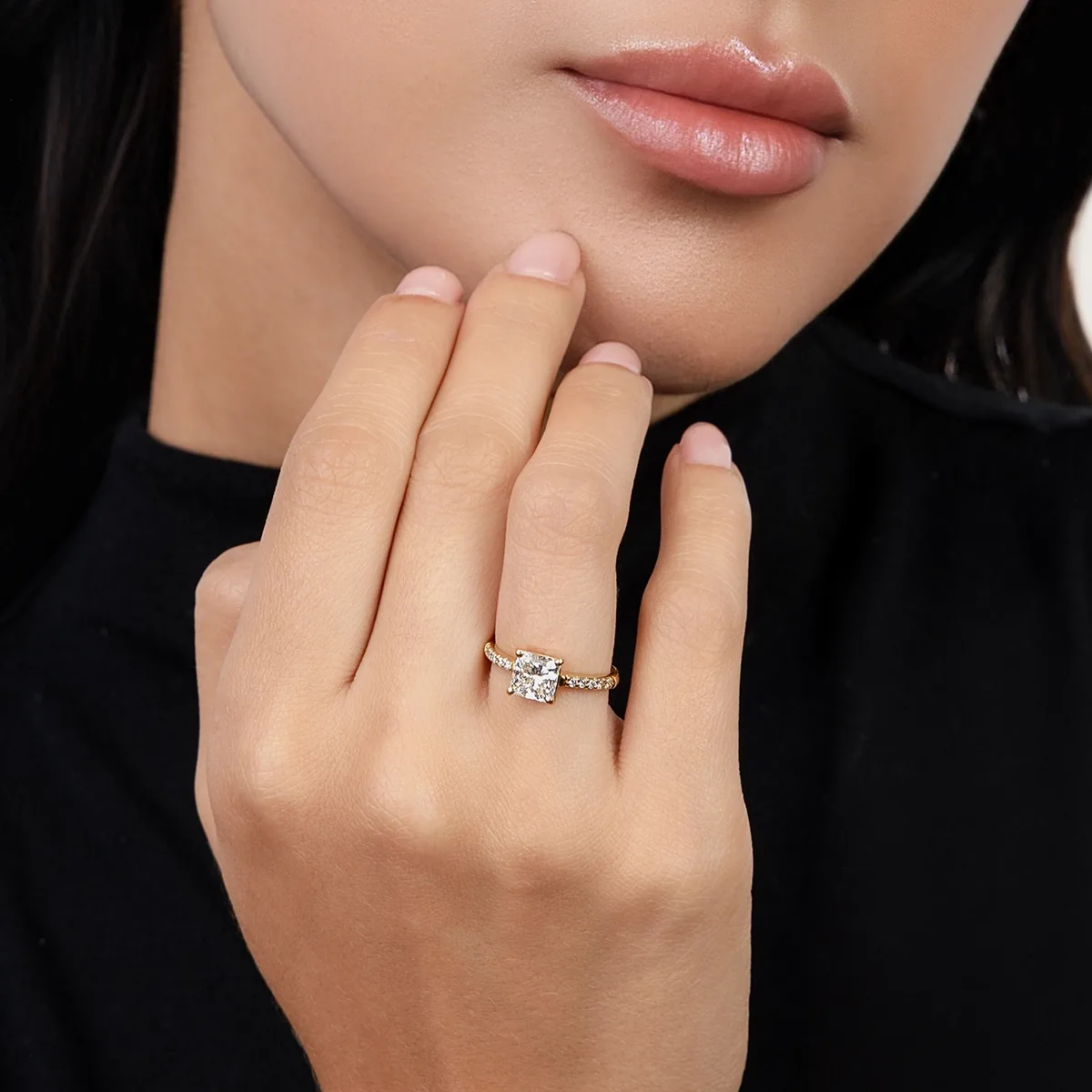 Anillo de compromiso con diamante de laboratorio central princess de 1.14Ct y decoración en diamantes de laboratorio, oro tono amarillo 18k