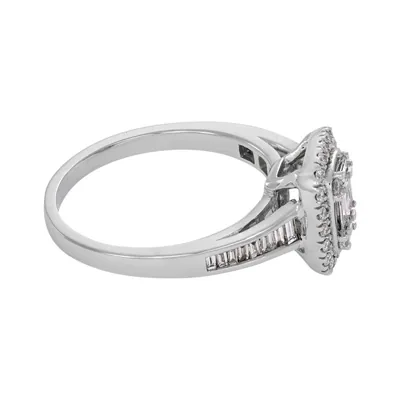 Anillo de compromiso halo rectangular, con diamantes con un peso total de 0.66ct, oro tono blanco 18k, rodinado, liso