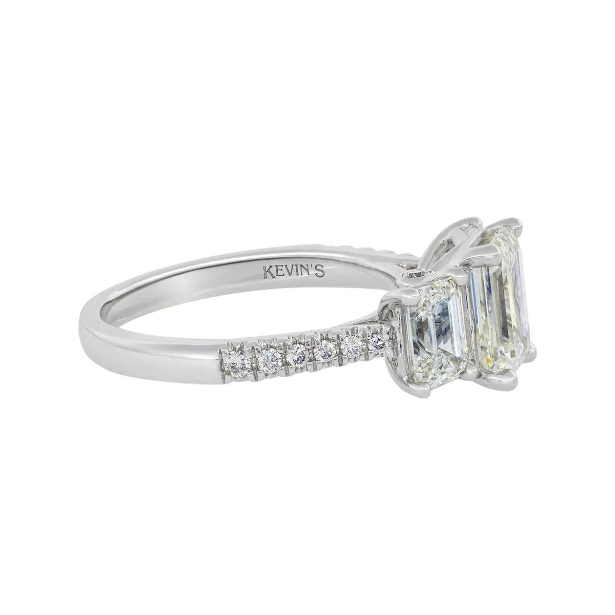 Anillo de compromiso con diamante de laboratorio central corte esmeralda IGI de 2.00ct y decoración en diamantes de laboratorio, oro tono blanco 18k, rodinado