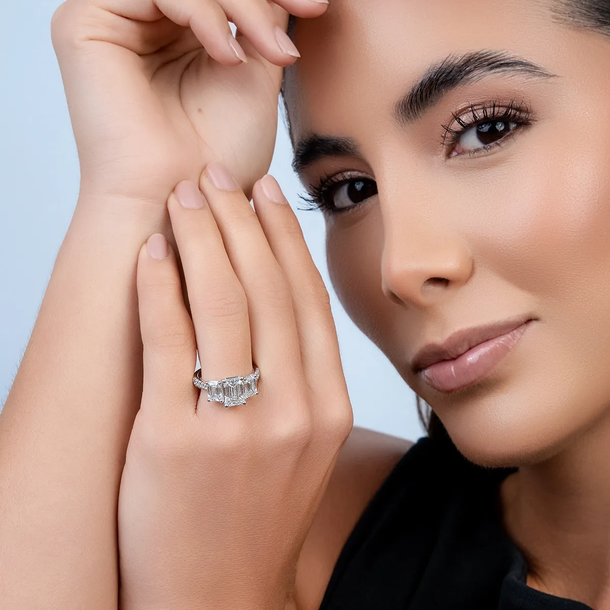 Anillo de compromiso con diamante de laboratorio central corte esmeralda IGI de 2.00ct y decoración en diamantes de laboratorio, oro tono blanco 18k, rodinado