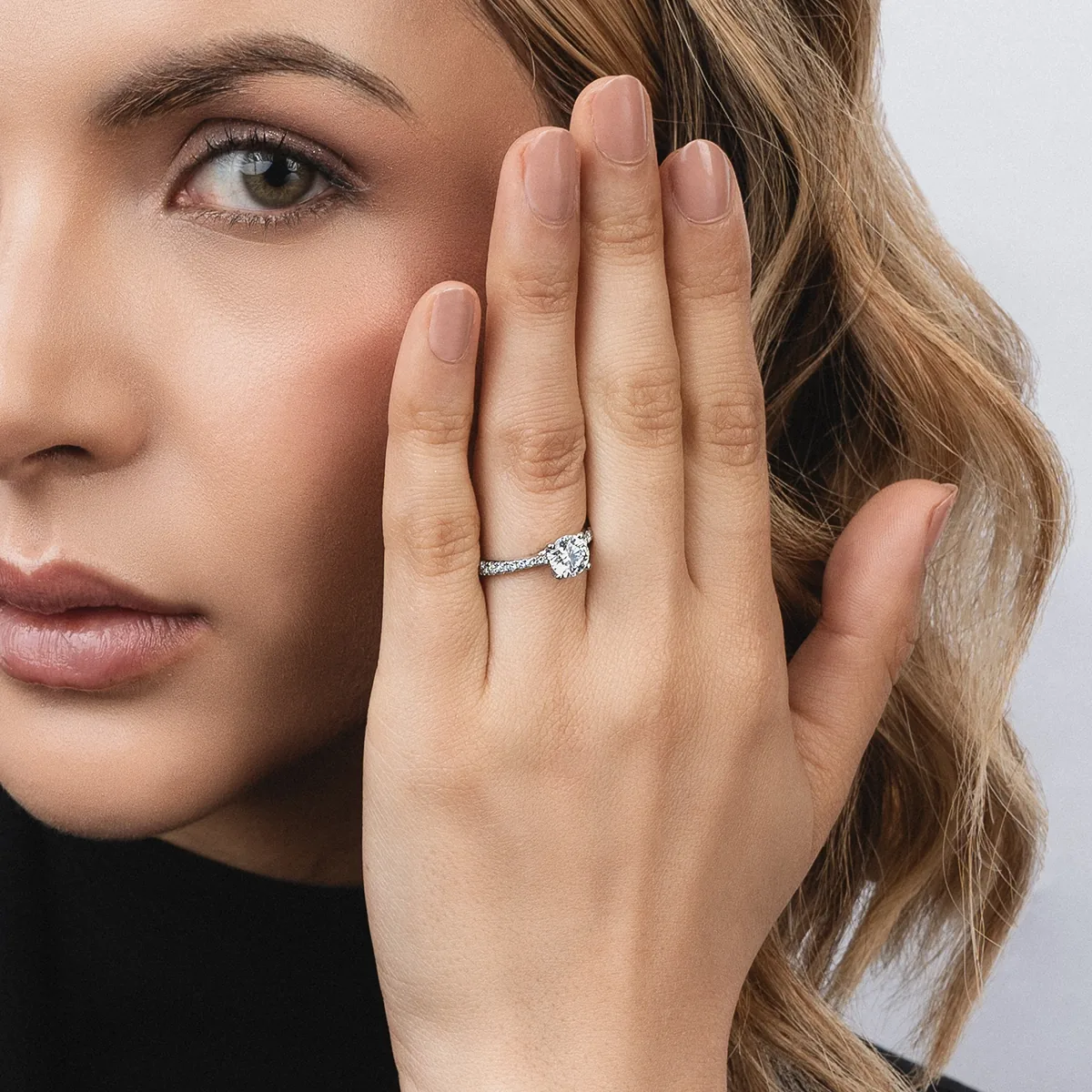 Anillo de compromiso con diamante de laboratorio central redondo IGI de 1.00Ct y decoración en diamantes de laboratorio, oro tono blanco 18k, rodinado