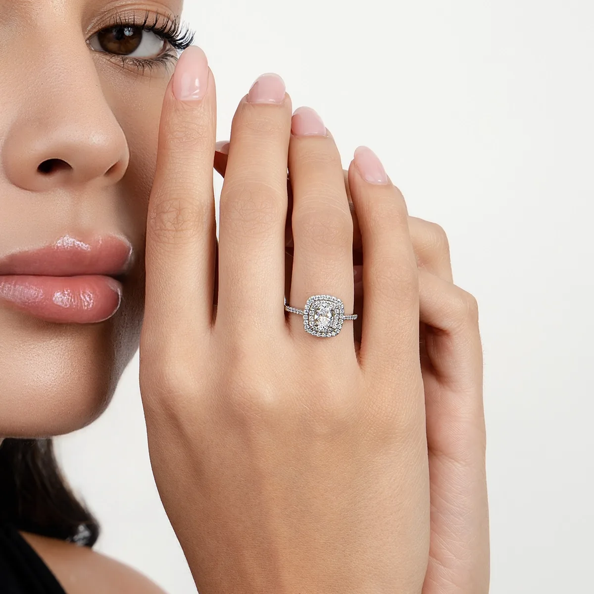 Anillo de compromiso halo doble, con diamante de laboratorio central óvalo de 0.50ct y decoración en diamantes de laboratorio, oro tono blanco 18k, rodinado
