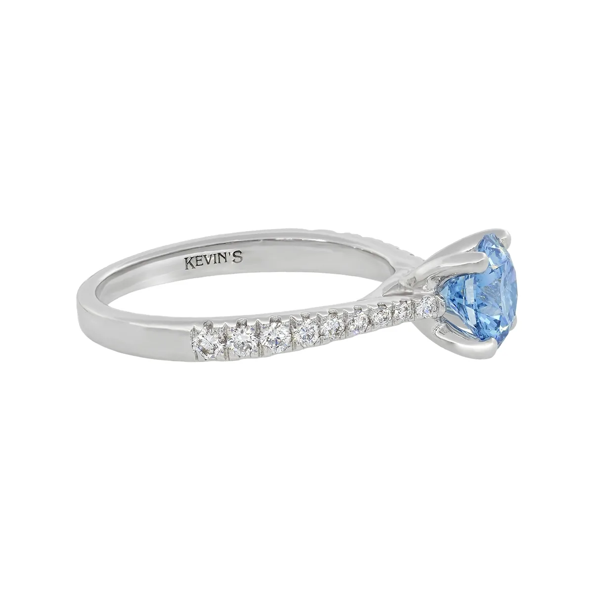 Anillo de compromiso con diamante azul de laboratorio central redondo IGI de 1.00ct y decoración en diamantes de laboratorio, oro tono blanco 18k, rodinado