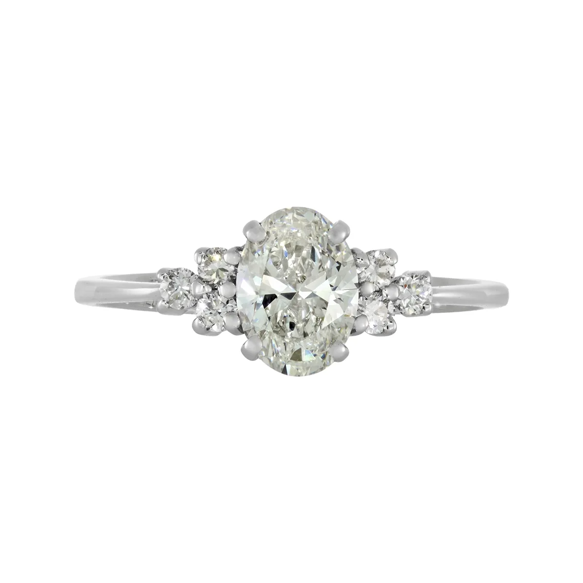 Anillo de compromiso con diamante de laboratorio central óvalo de 0.70ct y decoración en diamantes de laboratorio, oro tono blanco 18k, rodinado
