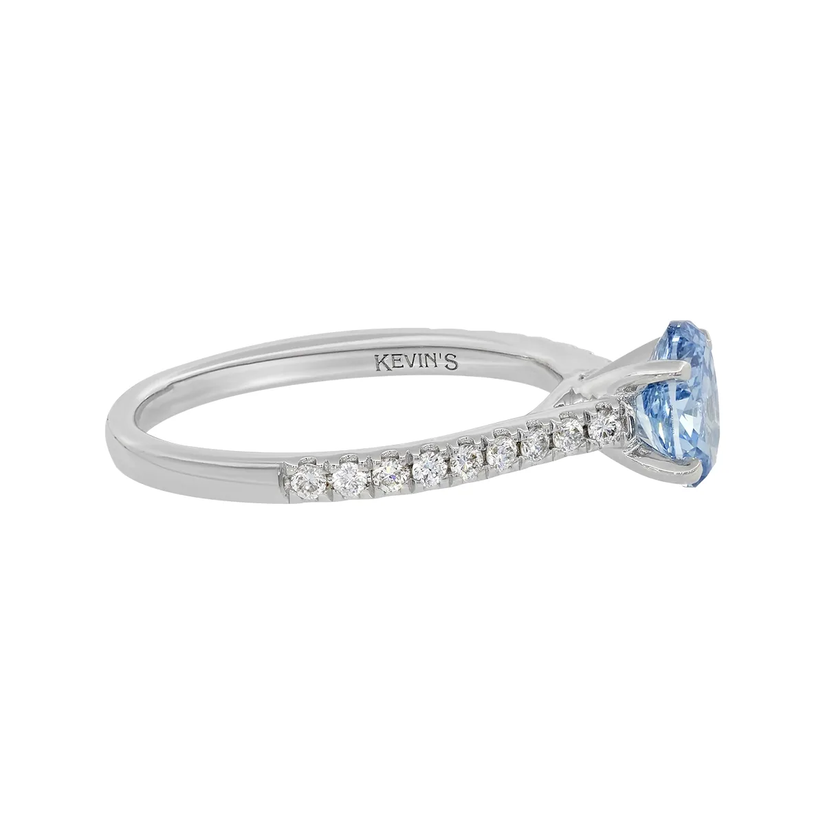 Anillo de compromiso con diamante azul de laboratorio central óvalo IGI de 0.75ct y decoración en diamantes de laboratorio, oro tono blanco 18k, rodinado