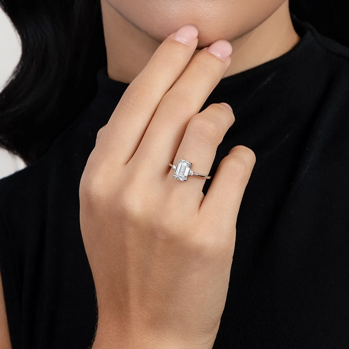 Anillo de compromiso con diamante de laboratorio central corte esmeralda de 2.00Ct y decoración en diamantes de laboratorio, oro tono blanco 18k, rodinado