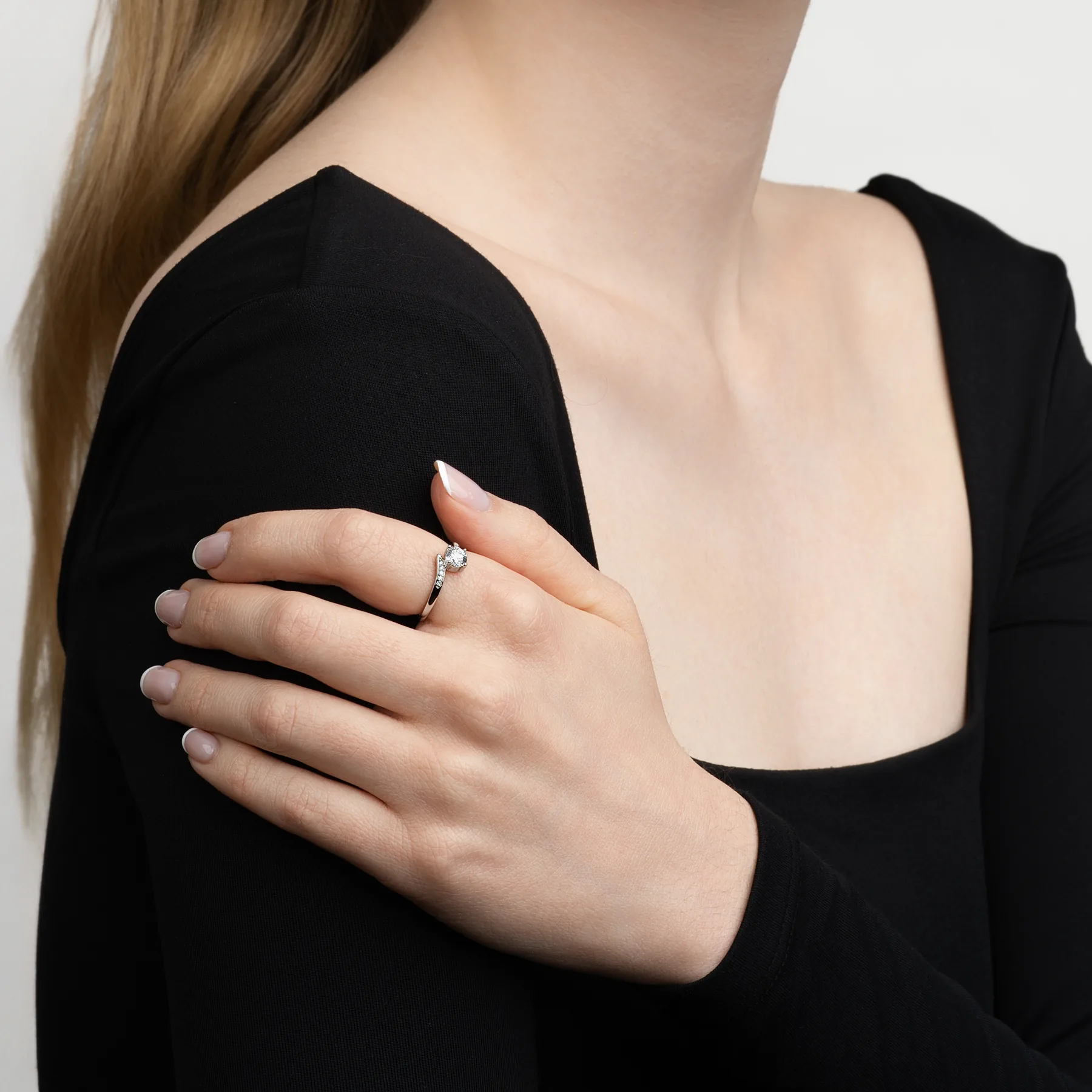 Anillo de compromiso con diamante de laboratorio central redondo de 0.50Ct y decoración en diamantes de laboratorio, en plata ley 925, rodinado - Colección Sueños