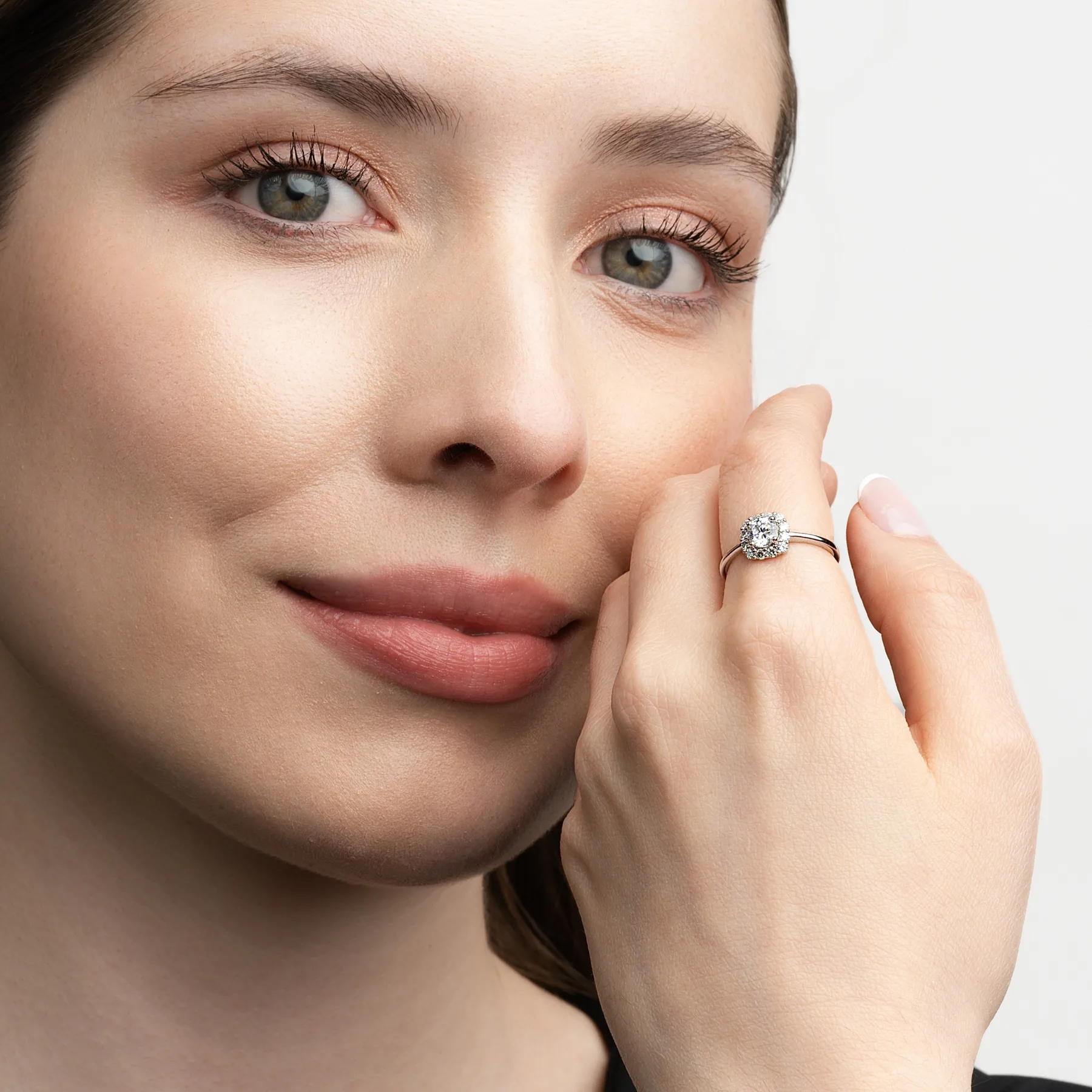 Anillo de compromiso halo cuadrado, con diamante de laboratorio central redondo de 0.50Ct y decoración en diamantes de laboratorio, en plata ley 925, rodinado, liso - Colección Sueños