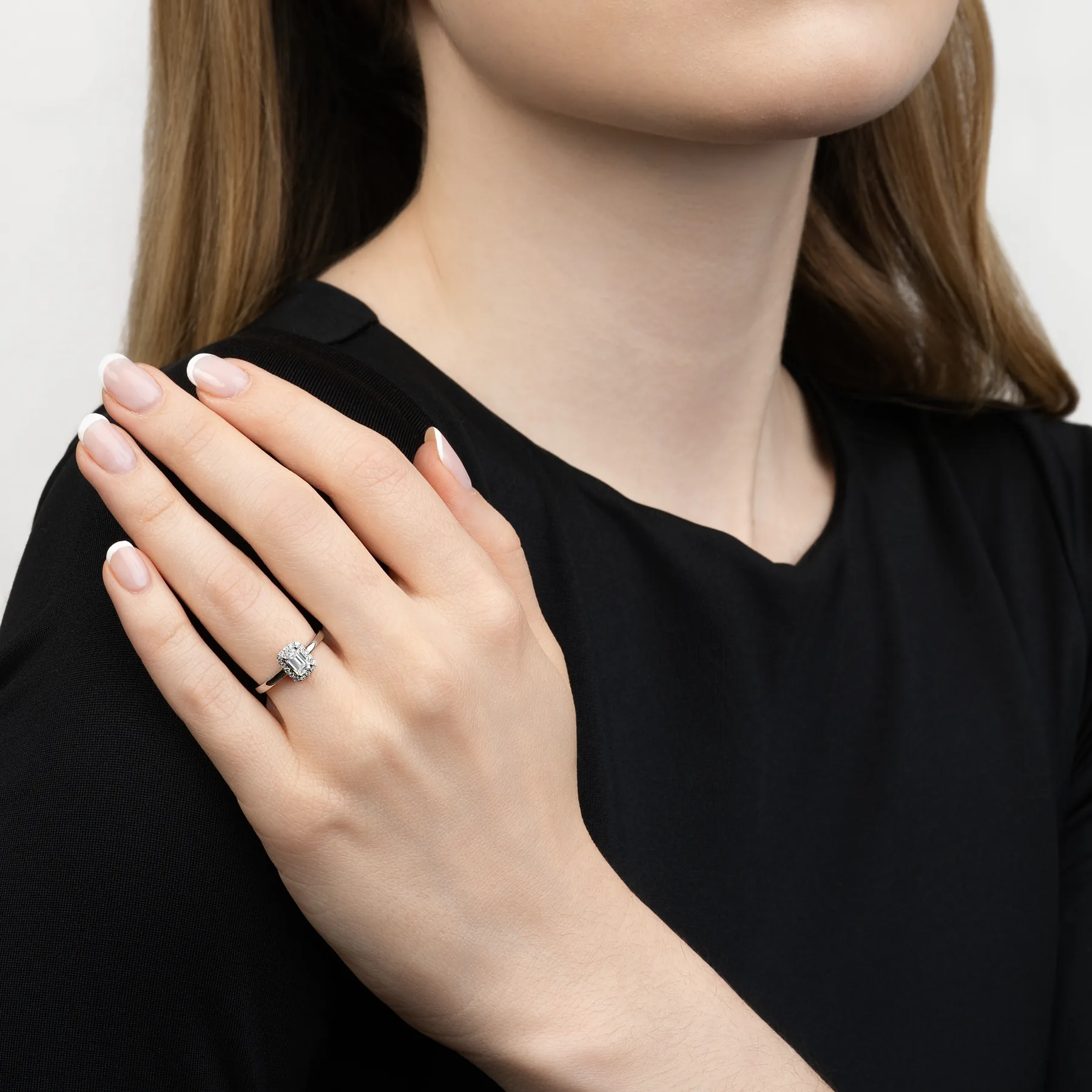 Anillo de compromiso halo rectangular, con diamante de laboratorio central corte esmeralda de 0.50Ct y decoración en diamantes de laboratorio, en plata ley 925, rodinado - Colección Sueños