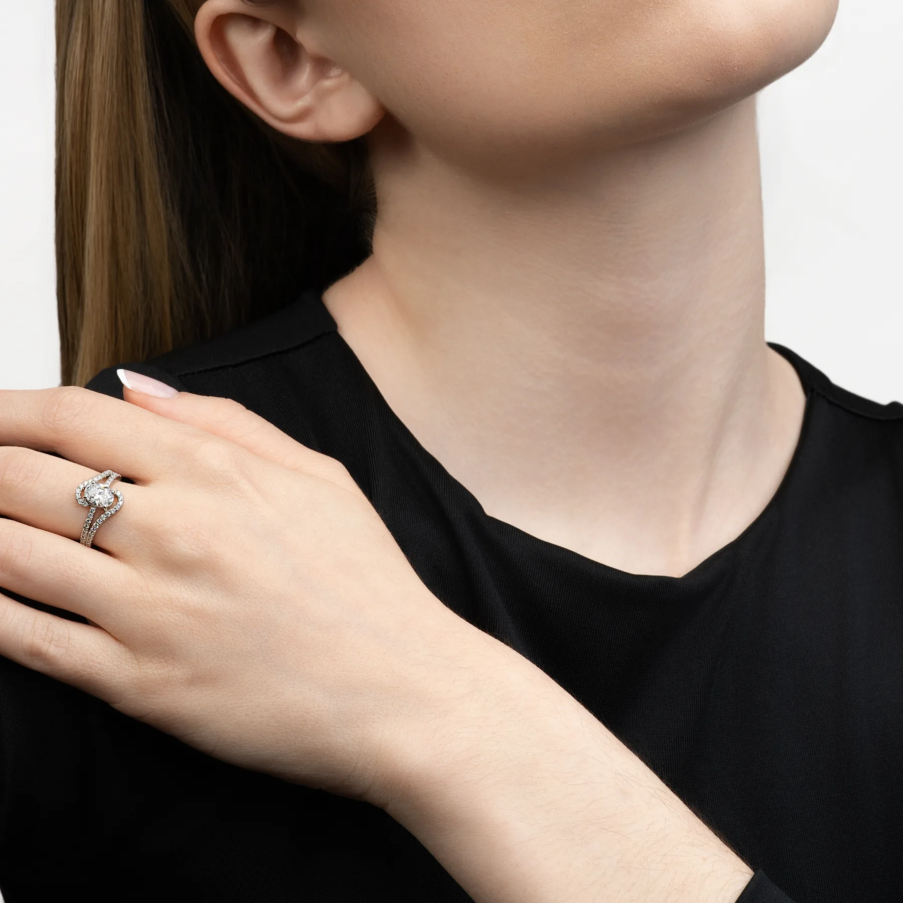 Anillo de compromiso con diamante de laboratorio central óvalo de 1.00Ct y decoración en diamantes de laboratorio, en plata ley 925, rodinado - Colección Sueños