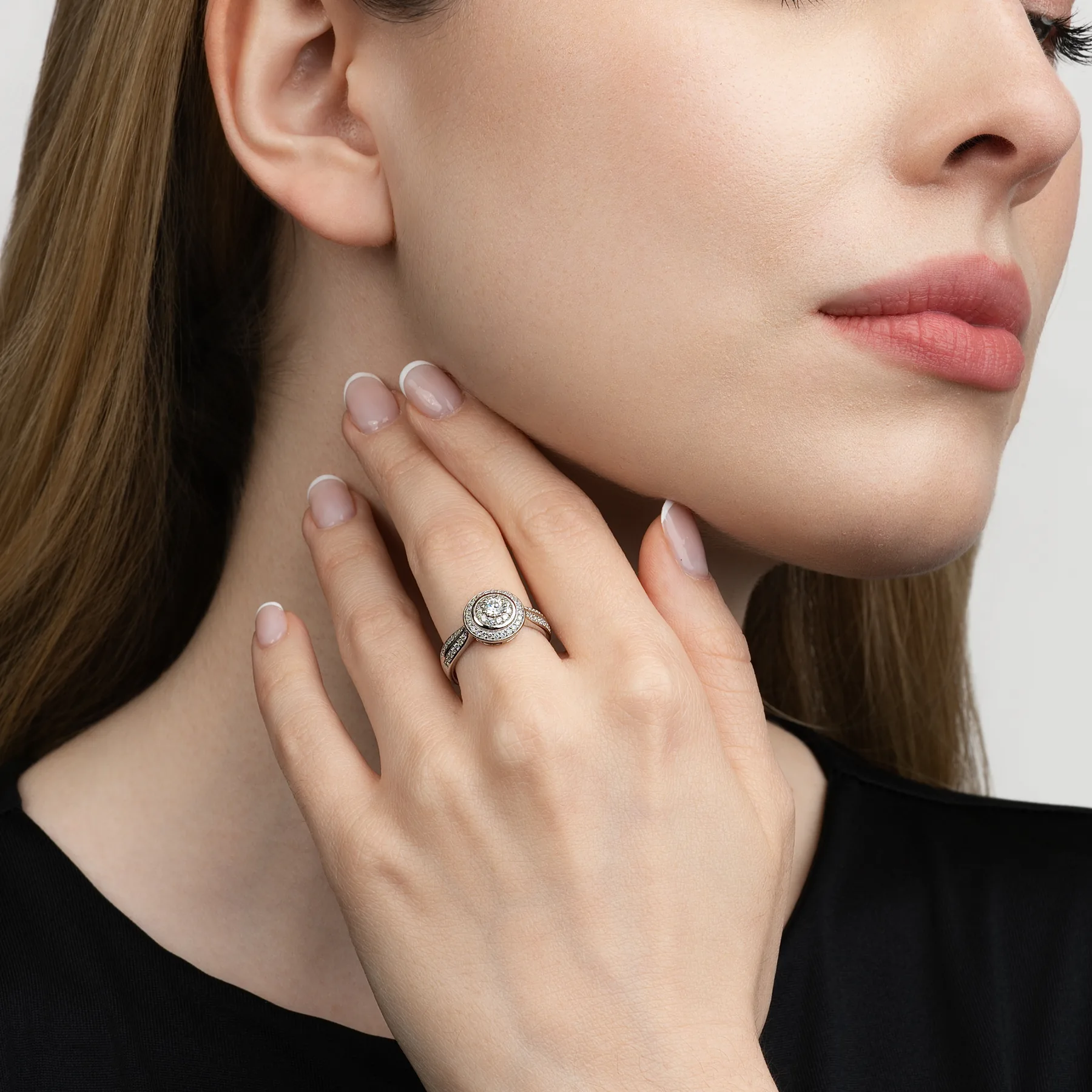 Anillo de compromiso halo redondo, con diamante de laboratorio con un peso total de 0.50Ct, en plata ley 925, rodinado - Colección Sueños