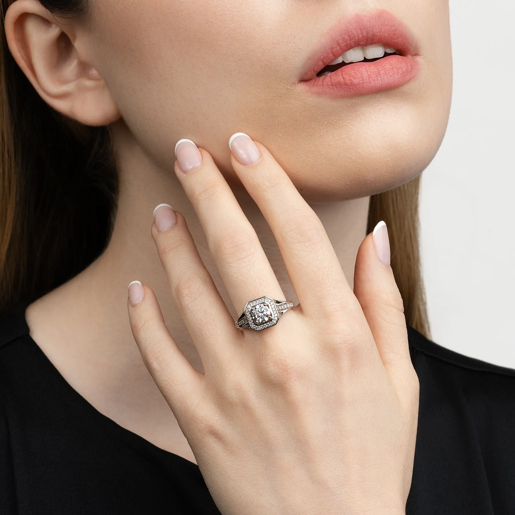Anillo de compromiso halo cuadrado, con diamante de laboratorio central redondo de 1.00Ct y decoración en diamantes de laboratorio, en plata ley 925, rodinado - Colección Sueños