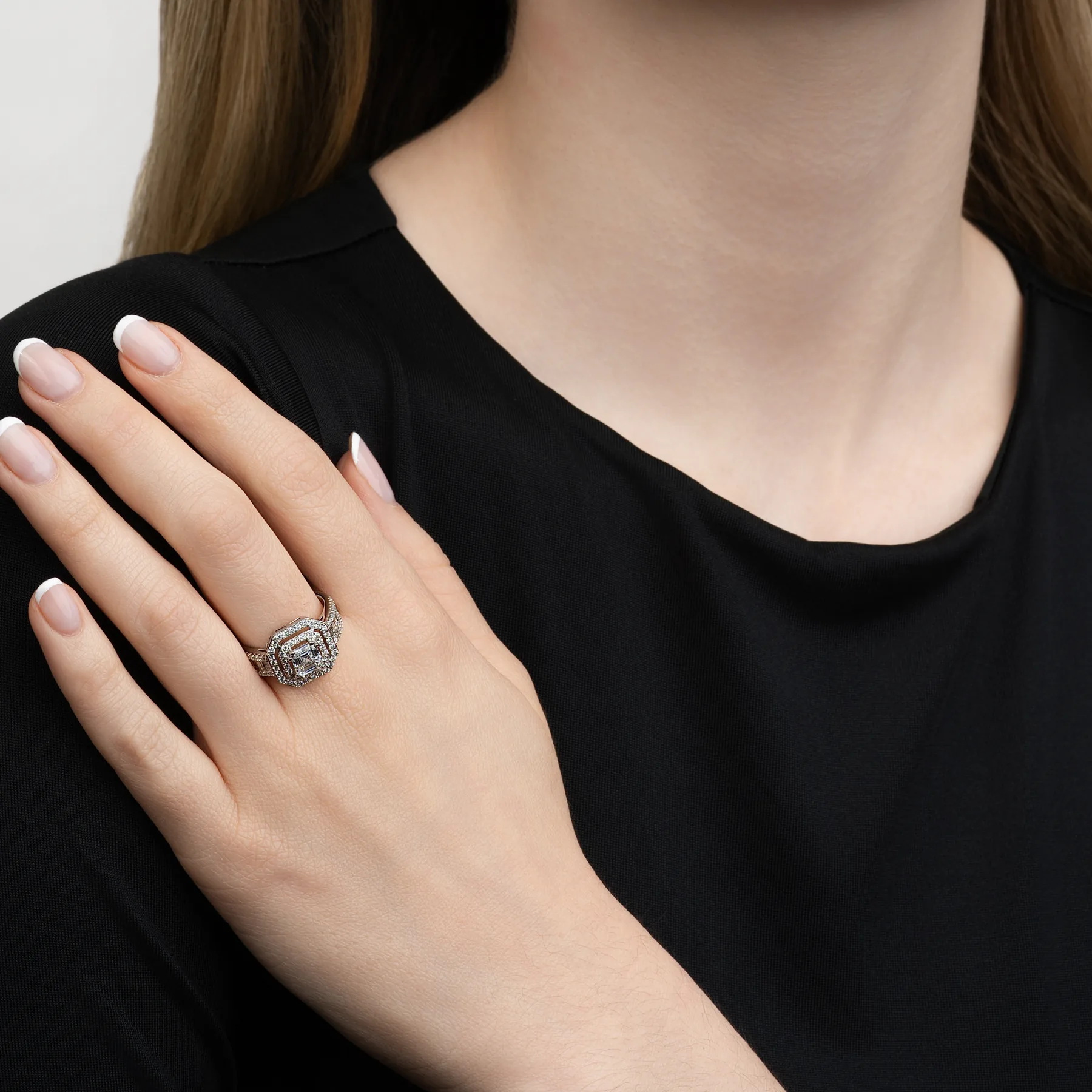 Anillo de compromiso halo doble, con diamante de laboratorio central princess de 1.00Ct y decoración en diamantes de laboratorio, en plata ley 925, rodinado - Colección Sueños